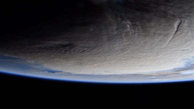 خاکستر فوران آتشفشانی زیر آب در تونگا از ایستگاه فضایی بین المللی قابل مشاهده است.  عکس: ناسا / فضانورد کایلا بارون