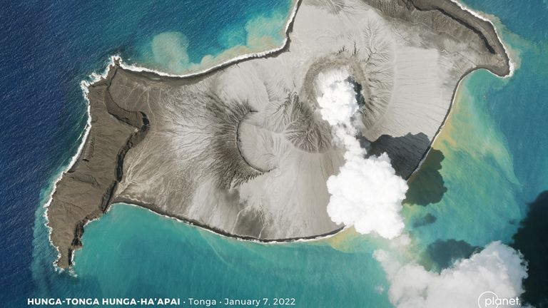L'immagine del pianeta SkySat mostra un pennacchio di fumo che sale dal vulcano sottomarino Hunga Tonga-Hunga Ha & # 39;  Apai prima della sua eruzione