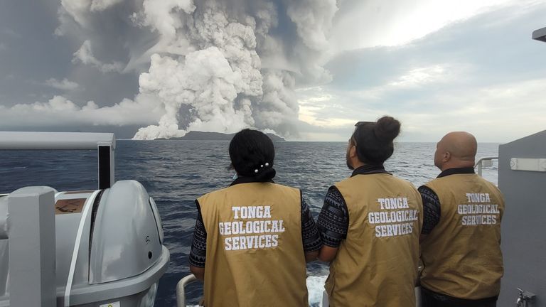 Os geólogos observam a enorme nuvem de cinzas.  Foto: Serviços Geológicos de Tonga, Governo de Tonga