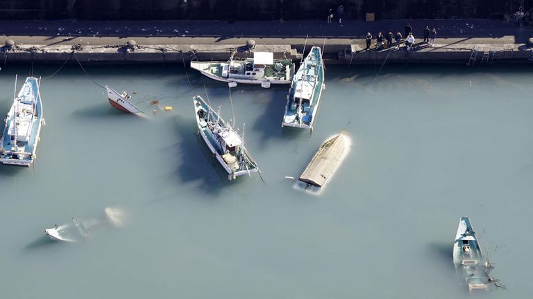 Une vue aérienne de bateaux chavirés qui auraient été touchés par le tsunami