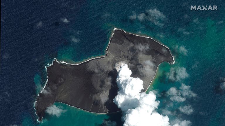 نمای کلی آتشفشان هونگا تونگا هونگا هاپایی در 6 ژانویه 2022. عکس: تصویر ماهواره ای © 2022 Maxar Technologies
