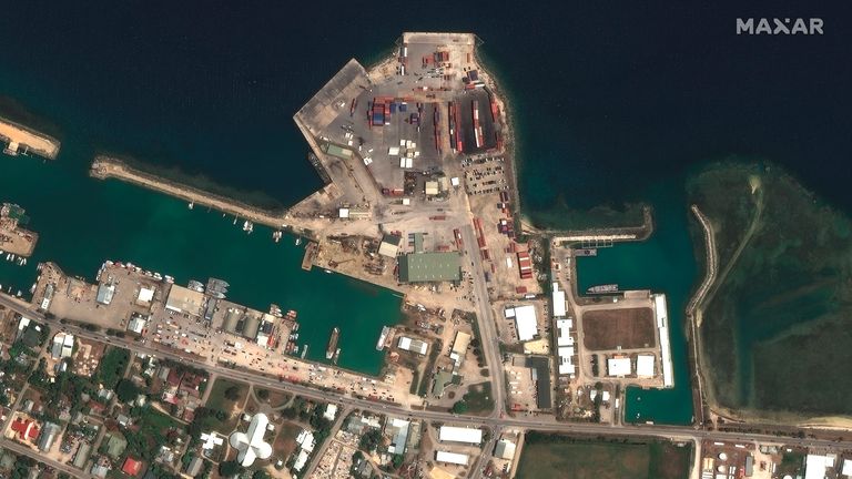 بندر اصلی نوکوآلوفا، تونگا، در 29 دسامبر 2021. عکس: تصویر ماهواره ای © 2022 Maxar Technologies