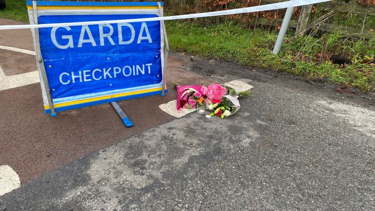 Des fleurs sont laissées à un poste de contrôle de Garda à Tullamore après qu'une jeune femme, qui a été nommée localement Ashling Murphy, a été tuée à Co Offaly.  Elle est décédée après avoir été agressée alors qu'elle faisait du jogging le long de la berge du canal à Cappincur vers 16 heures mercredi.  Photo date : jeudi 13 janvier 2022.