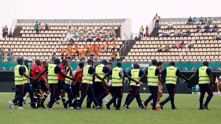 Sepak Bola - Piala Afrika - Grup F - Tunisia v Mali - Limbe Omnisport Stadium, Limbe, Kamerun - 12 Januari 2022 Penjaga keamanan Wasit Janny Sikazwe saat ia datang setelah pertandingan REUTERS / Mohamed Abd El Ghany.  meninggalkan lapangan