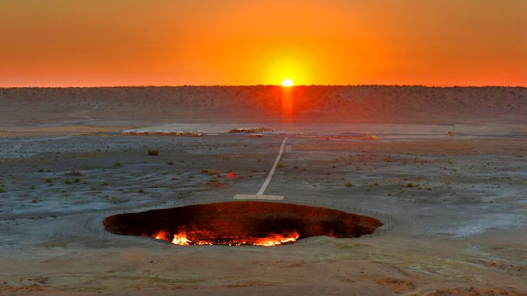 آتش دهانه نامیده می شود "دروازه های جهنم" مشاهده شده در نزدیکی دروازه، ترکمنستان، یکشنبه، 12 ژوئیه 2020. رئیس جمهور ترکمنستان خواستار پایان دادن به یکی از چشمگیرترین اما جهنمی ترین مکان های دیدنی کشور - دهانه گاز طبیعی بیابانی شعله ور است که به طور گسترده به آن معروف است. "دروازه های جهنم" این دهانه که در حدود 260 کیلومتری (160 مایلی) شمال عشق آباد پایتخت قرار دارد، برای چندین دهه در حال سوختن بوده و برای تعداد کمی از گردشگرانی که به ترکمنستان می آیند، که دسترسی به آن دشوار است، منظره ای محبوب است.