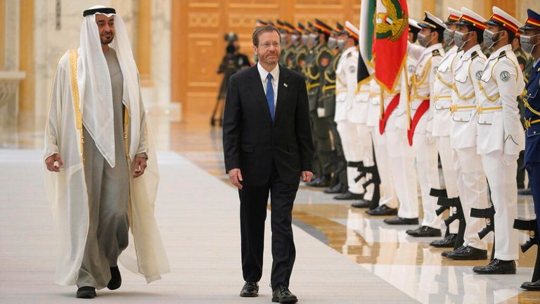 Le président Isaac Herzog, marche avec le prince héritier d'Abou Dhabi, le cheikh Mohammed ben Zayed Al Nahyan, à gauche, alors qu'ils examinent une garde d'honneur, au palais royal, à Abou Dhabi, aux Émirats arabes unis, le dimanche 30 janvier 2022. Le président israélien est arrivé dimanche aux Émirats arabes unis lors de la première visite officielle du chef de l'État du pays, le dernier signe d'approfondissement des liens entre les deux nations alors que les tensions montent dans la région.  (Amos Ben Gershom/GPO via AP)