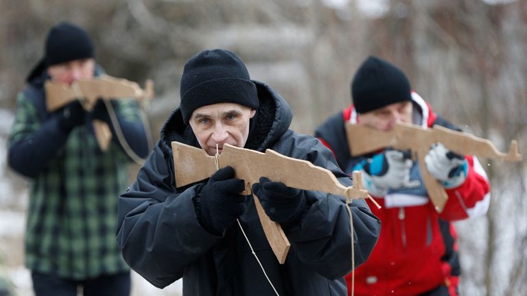 Les réservistes ukrainiens ont effectué des exercices d'entraînement à la périphérie de la capitale du pays