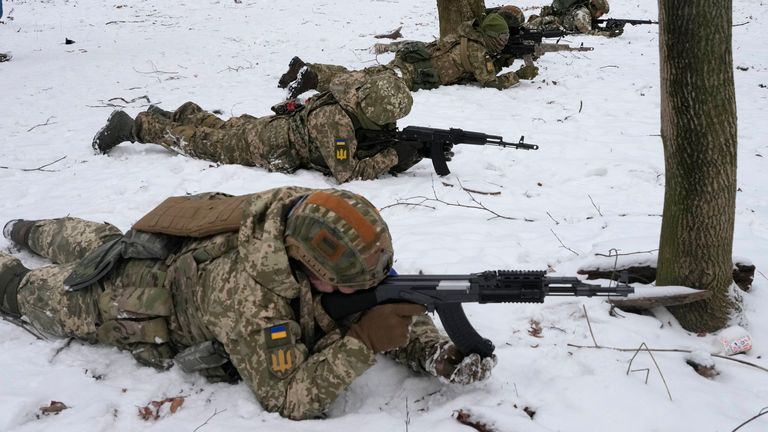 نیروهای داوطلب اوکراینی این آخر هفته در پارک کی یف تمرین می کنند و ده ها غیرنظامی به نیروهای ذخیره ارتش می پیوندند