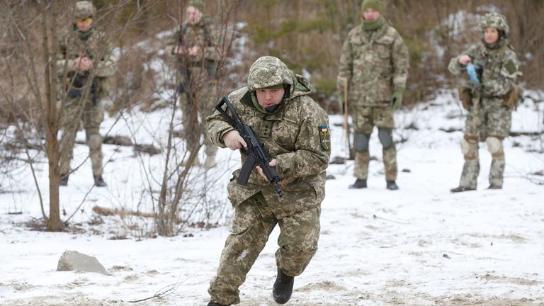 Reservistas ucranianos participam de exercícios militares nos arredores de Kiev