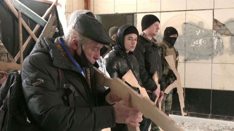 Azov battalion veterans teach civillians how to fight
