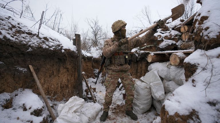 Un militaire ukrainien nettoie sa position dans une tranchée sur la ligne de front dans la région de Lougansk, dans l'est de l'Ukraine, le vendredi 28 janvier 2022. La diplomatie à enjeux élevés s'est poursuivie vendredi dans le but d'éviter une guerre en Europe de l'Est.  Les efforts urgents interviennent alors que 100 000 soldats russes sont massés près de la frontière ukrainienne et l'administration Biden craint que le président russe Vladimir Poutine n'organise une sorte d'invasion d'ici quelques semaines.  (AP Photo/Vadim Ghirda)