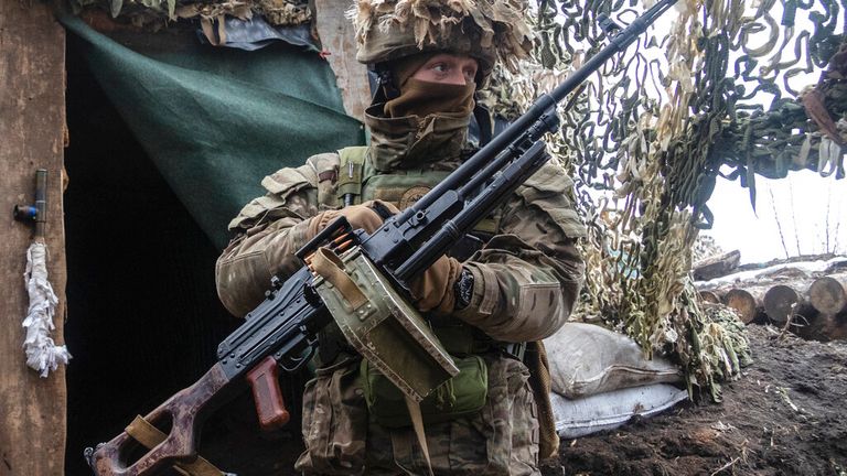 یک سرباز اوکراینی در خط جدایی از شورشیان طرفدار روسیه در منطقه دونتسک ایستاده است.
