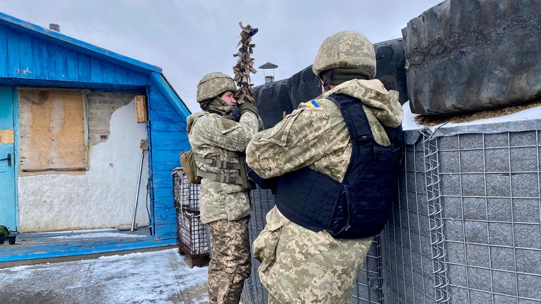 Украинские военные занимают позицию на крыше