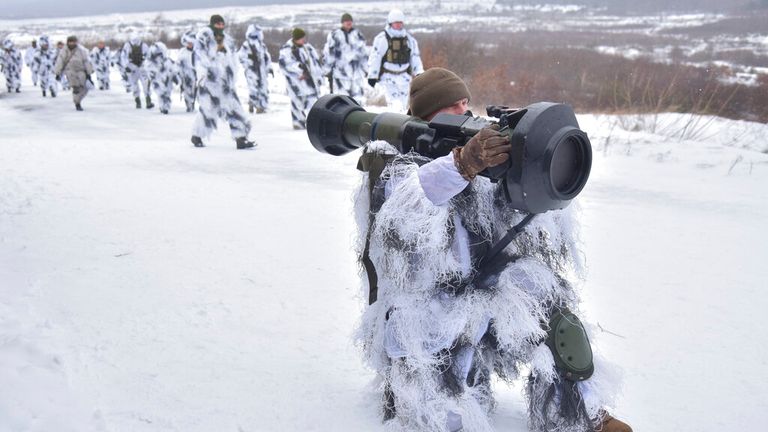 Des soldats ukrainiens participent à un exercice d'utilisation de missiles antichars NLAW sur le terrain d'entraînement militaire de Yavoriv,