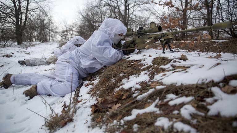 Des tireurs d'élite participent à des exercices militaires sur un terrain de tir des forces armées ukrainiennes dans la région de Donetsk, Ukraine, le 17 janvier 2022. Photo prise le 17 janvier 2022. REUTERS/Anna Kudriavtseva