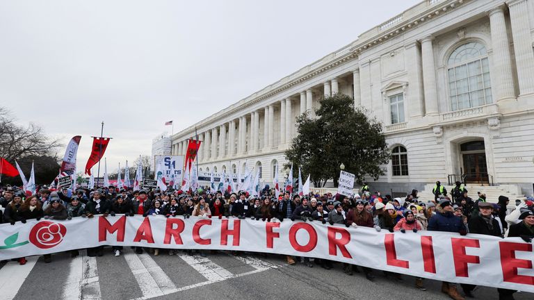 فعالان ضد سقط جنین پوستری را در مقابل ساختمان دیوان عالی ایالات متحده در طول سالانه در دست دارند "مارس برای زندگی"، در واشنگتن، ایالات متحده آمریکا، 21 ژانویه 2022. رویترز / جیم بورگ