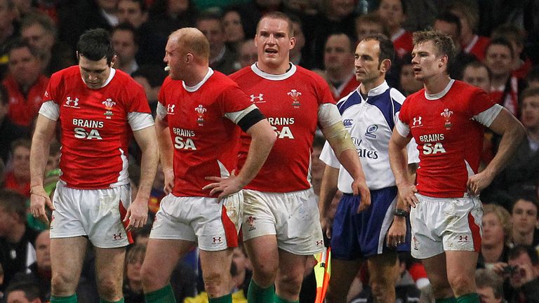 Wales&#39; players (from L) Stephen Jones, Gethin Jenkins, Martyn Williams and Dwayne Peel react after Australia&#39;s winning try during their friendly international rugby at the Millennium stadium in Cardiff November 28, 2009.   REUTERS/ Eddie Keogh (BRITAIN SPORT RUGBY)