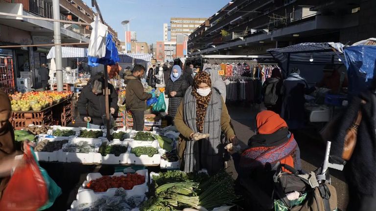 اسکای نیوز در مورد بحران هزینه زندگی در بازار واتنی لندن با مردم صحبت می کند
