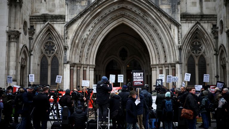 حامیان جولیان آسانژ، بنیانگذار ویکی لیکس، در مقابل دادگاه سلطنتی لندن، بریتانیا، ۲۴ ژانویه ۲۰۲۲ تظاهرات کردند. رویترز / هنری نیکولز