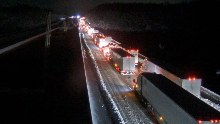 Questa immagine fornita dal Dipartimento dei trasporti della Virginia mostra una sezione chiusa dell'Interstate 95 vicino a Fredericksburg, in Virginia, martedì 4 gennaio 2022. Le sezioni nord e sud dell'autostrada sono state chiuse a causa di neve e ghiaccio.  (Dipartimento dei trasporti della Virginia tramite AP) PIC: Dipartimento dei trasporti della Virginia tramite AP