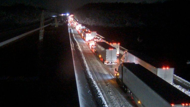 Dieses Bild des Verkehrsministeriums von Virginia zeigt einen gesperrten Abschnitt der Interstate 95 in der Nähe von Fredericksburg, Virginia, Dienstag, 4. Januar 2022. Die Autobahnabschnitte in Richtung Norden und Süden waren aufgrund von Schnee und Eis gesperrt.  (Virginia Department of Transportation über AP) PIC: Virginia Department of Transportation über AP