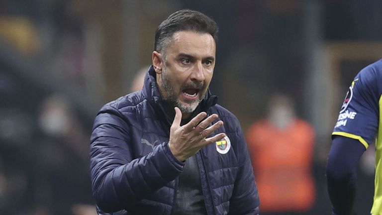 Vitor Pereira issues instructions to his players