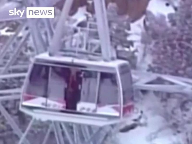 21 People Rescued After a Freezing Night Stranded in Aerial Tram