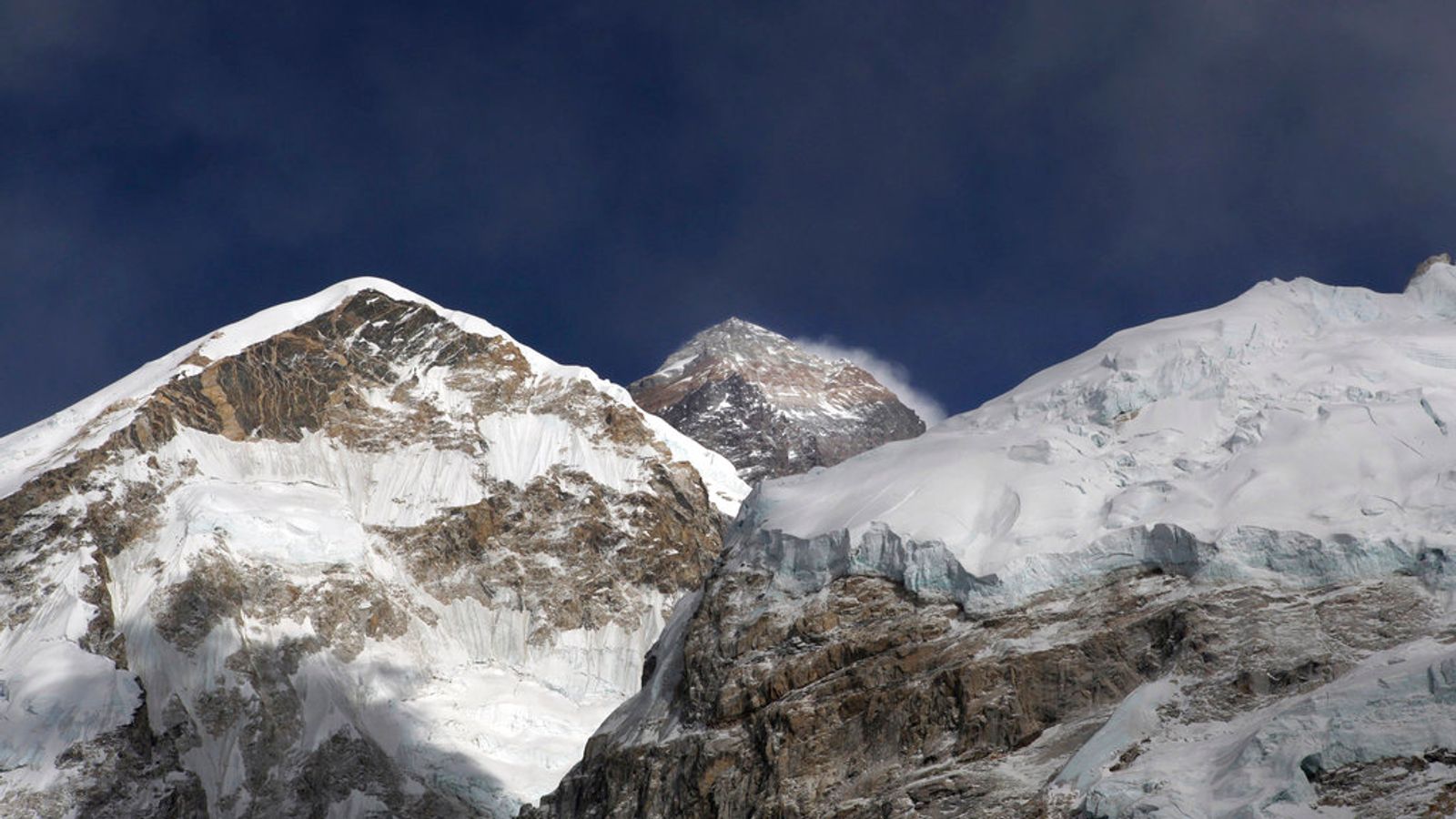 Climate Change: Mount Everest Ice Which Took 2,000 Years To Form Has ...