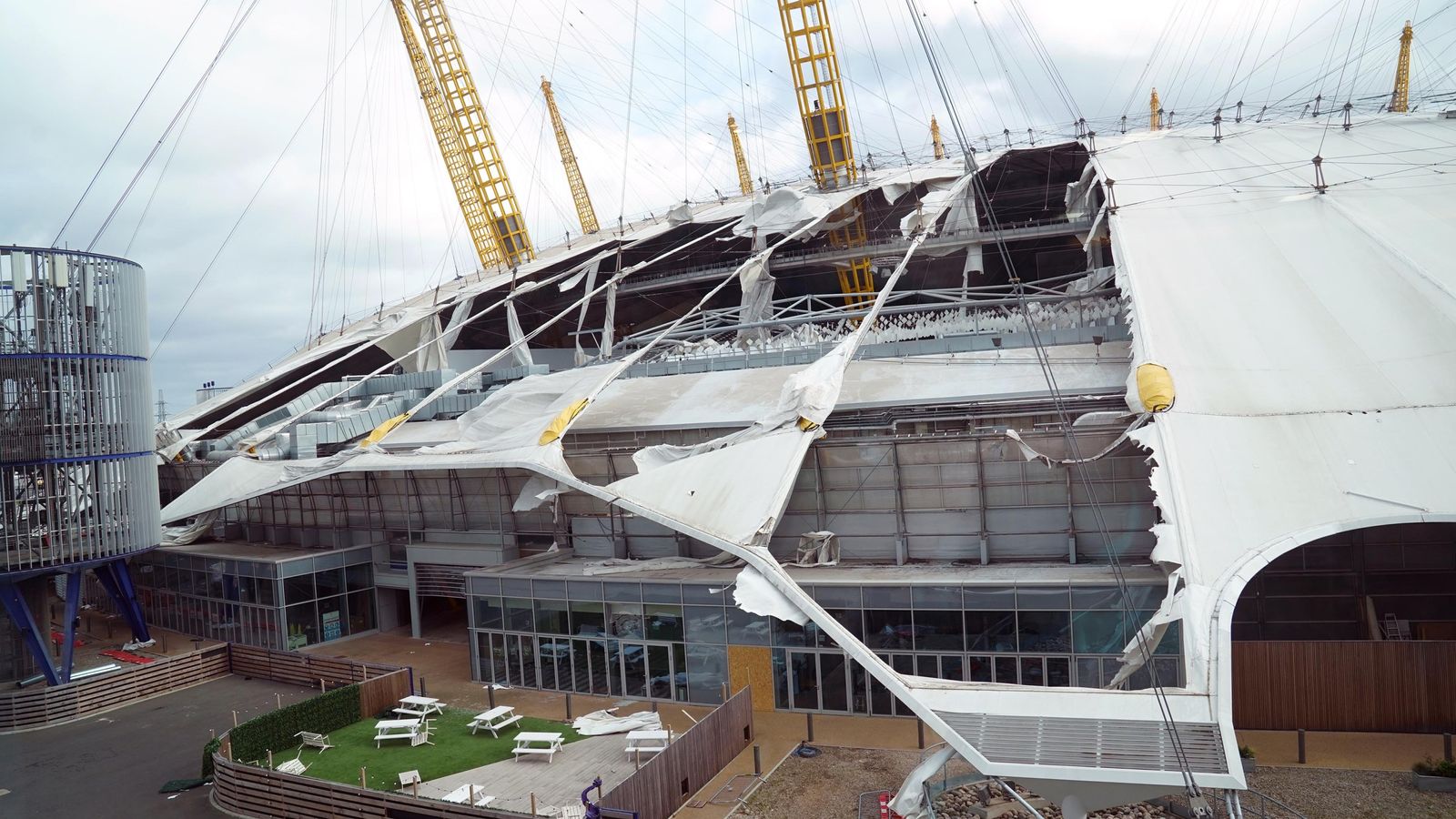 Tempête Eunice : le toit de l’O2 de Londres éventré par des vents violents |  Nouvelles du Royaume-Uni