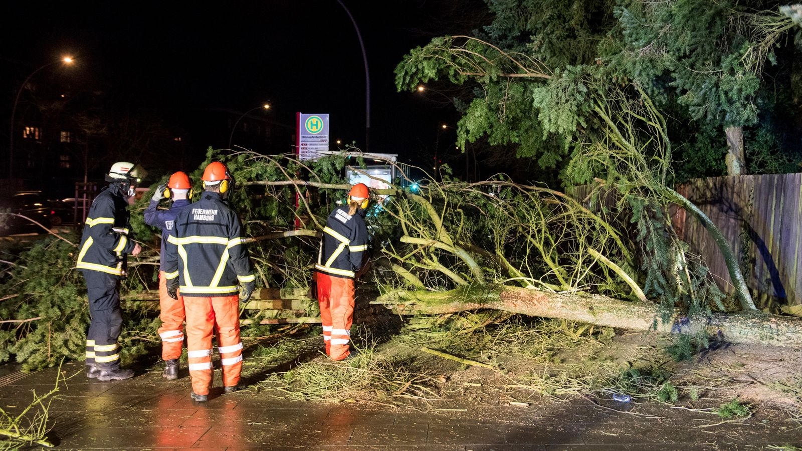 Après avoir laissé un chemin de destruction au RoyaumeUni, la tempête