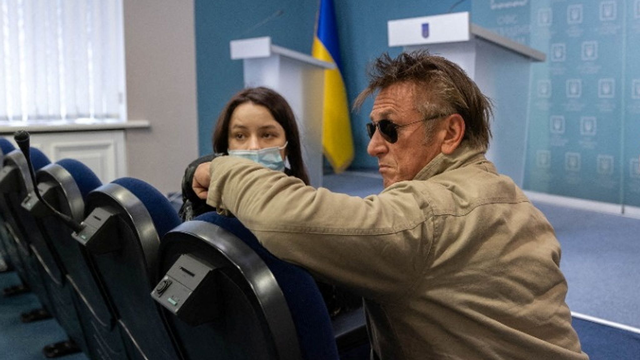 Ukraine invasion: Sean Penn joins presidential press briefing in Kyiv ...