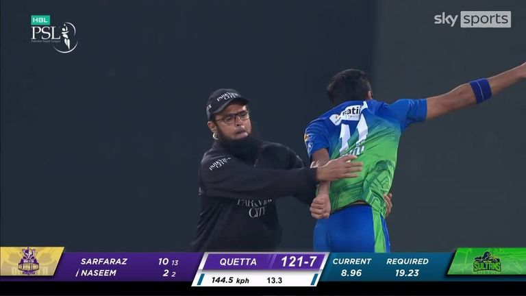 umpire-aleem-dar-causes-mischief-in-the-pakistan-super-league-video