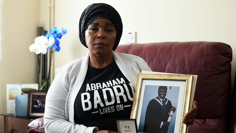 Ronke Badru, la mère d'Abraham Badru qui a été abattu sur Ferncliff Road à Hackney le 25 mars, tient une photo de son fils et du prix de bravoure qu'il a reçu en 2009 pour avoir aidé une victime de viol, chez elle à Hackney.  Détectives chassant le tueur d'un "héros communautaire" qui a été abattu près de chez lui ont exhorté les témoins à "faire ce qu'il faut et rendre justice" à sa famille en deuil.