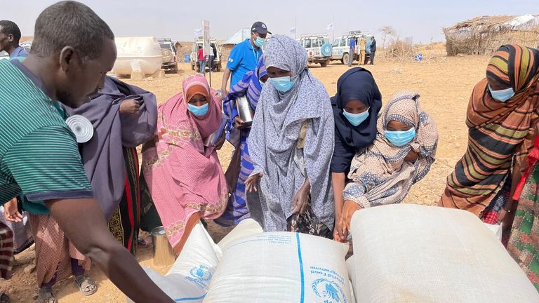 Aid being distributed 
WFP Regional Director Michael Dunford visit to an IDP camp in Adadle district in the Somali region where he met the communities and heard directly from
them on the impact of the drought.
Ethiopia, Adadle 22 January 2022