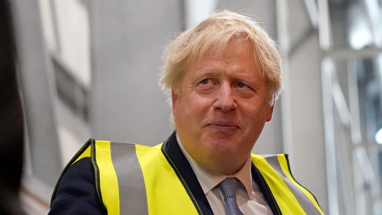 El primer ministro Boris Johnson durante una visita a Blackpool Transport Depot