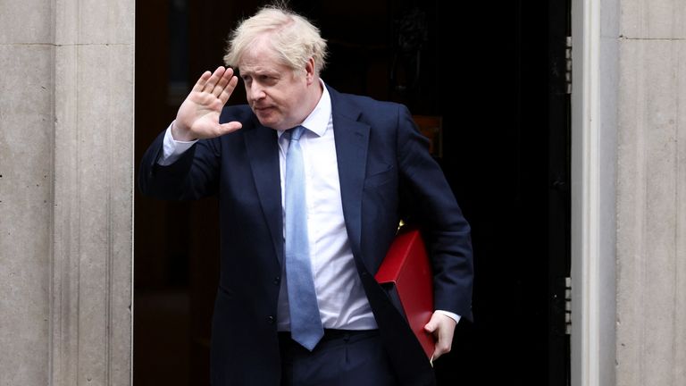El primer ministro británico, Boris Johnson, sale de 10 Downing Street en Londres, Gran Bretaña, el 9 de febrero de 2022. REUTERS/Tom Nicholson
