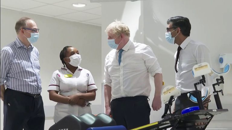 Boris Johnson visita un centro de oncología con Rishi Sunak