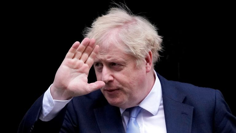 El primer ministro Boris Johnson saluda a los medios de comunicación cuando sale del número 10 de Downing Street para asistir a las preguntas semanales del primer ministro en las Casas del Parlamento.