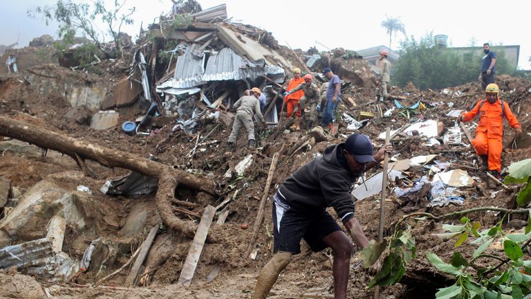  vPeople travaille sur un site de glissement de terrain à Morro da Oficina après des pluies torrentielles à Petropolis, Brésil le 16 février 2022. REUTERS/Ricardo Moraes