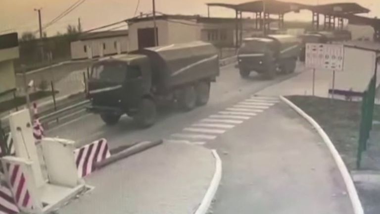 Российская военная техника движется вдоль границы с Украиной на Крымском полуострове.