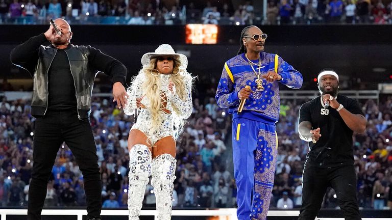 Le Dr Dre, de gauche à droite, se produit avec Mary J. Blige, Snoop Dogg et 50 Cent pendant la mi-temps du match de football NFL Super Bowl 56 entre les Rams de Los Angeles et les Bengals de Cincinnati le dimanche 13 février 2022, à Inglewood, en Californie. (AP Photo/Chris O'Meara)        