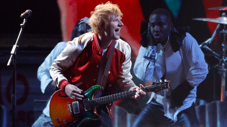 Ed Sheeran se produisant aux BRIT Awards 2022