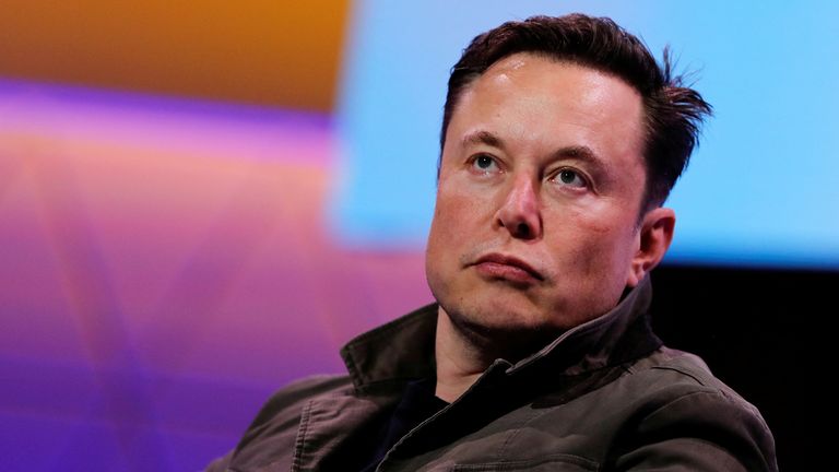 PHOTO DE DOSSIER: Le propriétaire de SpaceX et PDG de Tesla, Elon Musk, écoute lors d'une conversation avec le légendaire concepteur de jeux Todd Howard (non représenté) lors de la convention de jeu E3 à Los Angeles, Californie, États-Unis, le 13 juin 2019. REUTERS / Mike Blake / File Photo