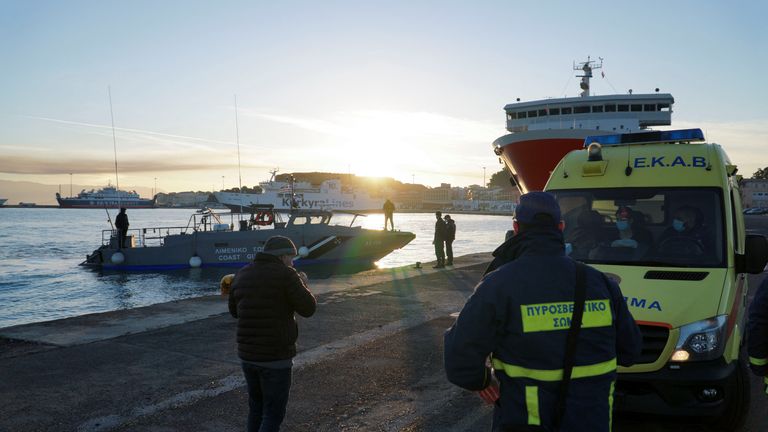 Una nave della guardia costiera greca che trasportava un passeggero dell'Euroferi Olympia, battente bandiera italiana, ha preso fuoco al largo dell'isola di Corfù, si avvicina al porto di Corfù, in Grecia, il 18 febbraio 2022. REUTERS/Adonis Skordilis