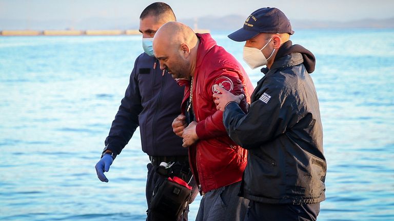 Un passeggero dell'Euroferry Olympia battente bandiera italiana sbarca da una nave della guardia costiera greca nel porto di Corfù, dopo essere stato salvato dalla nave che ha preso fuoco al largo dell'isola di Corfù, in Grecia, il 18 febbraio 2022. Stamatis Katapodis/Eurokinissi via Reuters Attenzione dell'editore - Inserito Questa foto è di una terza parte.  Non ci sono recensioni.  Non c'è archivio.  La Grecia è fuori.  Non ci sono vendite commerciali o editoriali in Grecia.