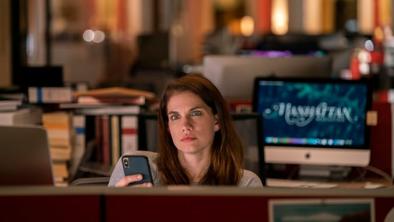 Anna Chlumsky as Vivian Kent in Inventing Anna. Pic: Nicole Rivelli/ Netflix