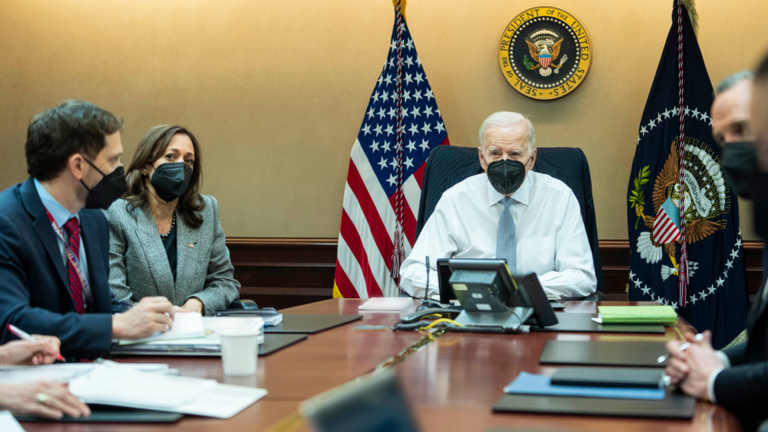 Le président Joe Biden, le vice-président Kamala Harris et des membres de l'équipe de sécurité nationale du président observant l'opération antiterroriste 