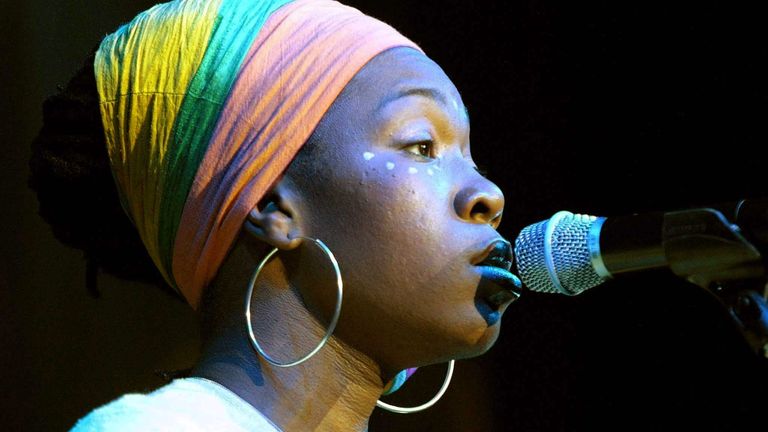 -FILE PHOTO 27JUL01- R&B/soul singer India.Arie was nominated for seven Grammy Awards on January 4, 2002. [The singer, shown in this file photo from a concert in Las Vegas July 27, picked up nominations including Best New Artist and Album of the Year.]

