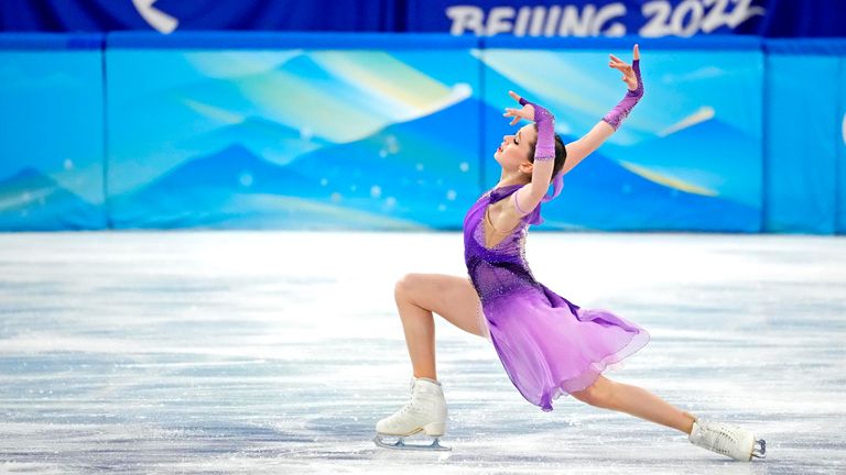 15 février 2022 ;  Pékin, Chine;  Kamila Valieva (ROC) dans le programme court de patinage artistique féminin lors des Jeux Olympiques d'hiver de Beijing 2022 au Capital Indoor Stadium.  Crédit obligatoire : Robert Deutsch-USA TODAY Sports
