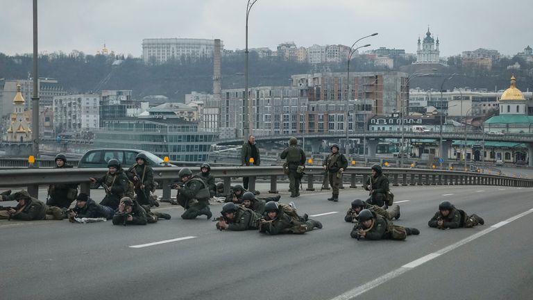 Servicemen of the Ukrainian National Guard take positions in central Kyiv, Ukraine February 25, 2022. REUTERS/Gleb Garanich
